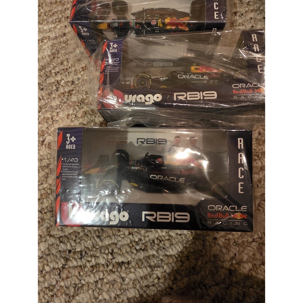 Oracle Red Bull Racing RB19 M.Verstappen - Bburago - 1:43 1/43‎ - Picture 4 of 5